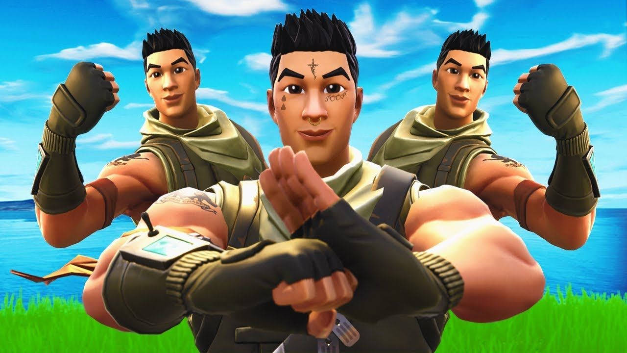 三個Fortnite角色在藍天下靠近海洋的草地上彎曲手臂 — Fortnite 壁紙