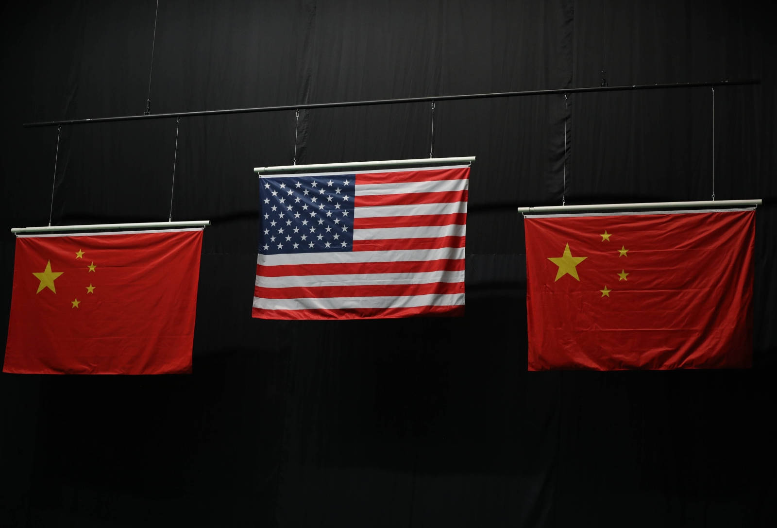 三面美國國旗和兩面中國國旗並排懸掛在黑色背景上。 — 中國國旗 壁紙