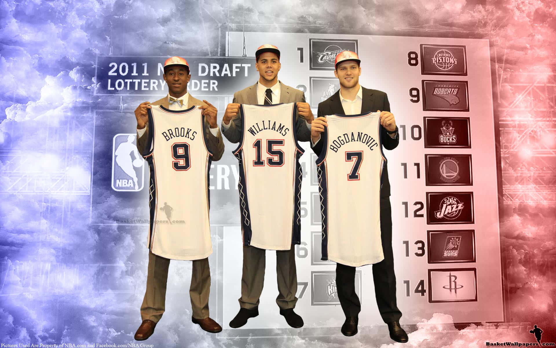 三位身穿西裝的男子在2011年NBA選秀抽籤活動中手持NBA選秀球衣。 — NBA 壁紙
