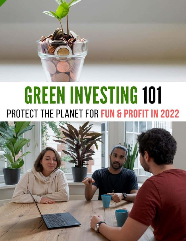 Green Finance 桌布 壁紙 — 三個人圍著木桌討論綠色投資，上方玻璃罐中的硬幣長出植物。