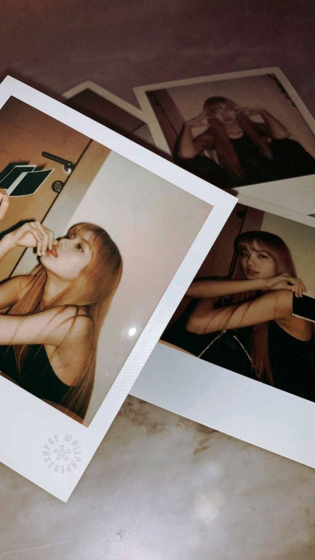 三張拍立得照片，一名長髮女性以不同姿勢散落在大理石表面上。 — Blackpink 壁紙