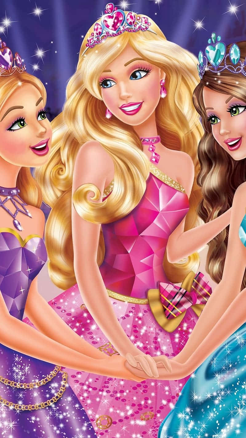 Glitter Barbie Aesthetic 桌布 壁紙 — 三個微笑的芭比娃娃穿著閃閃發光的寶石禮服，在閃爍的星空下手牽手。
