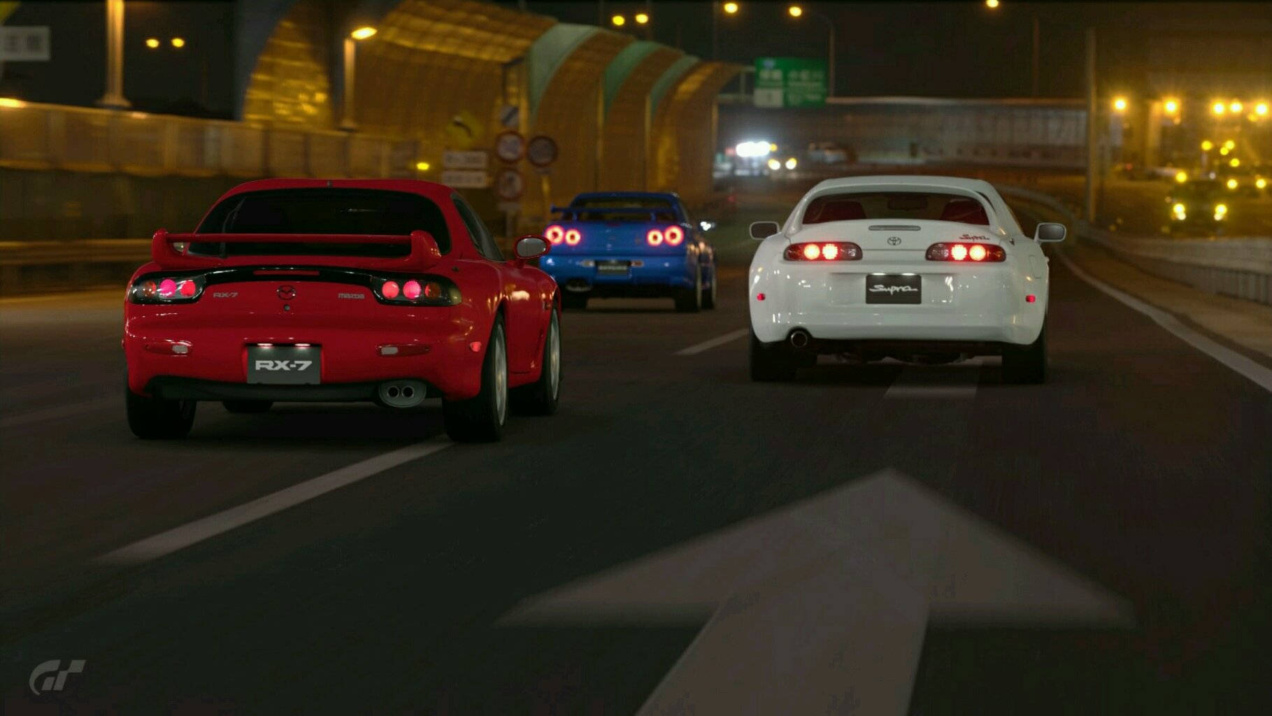 三輛跑車在夜間穿過隧道疾馳，帶有發光的尾燈。 — JDM汽車 壁紙
