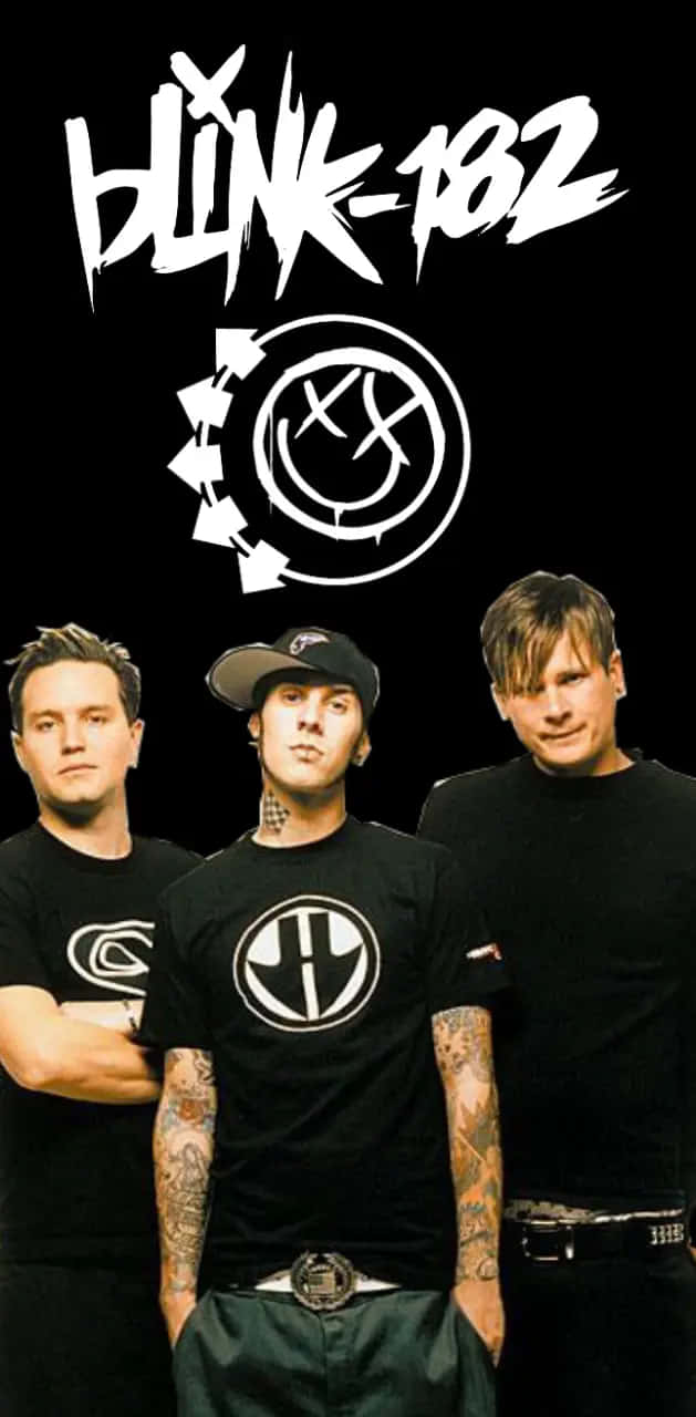  壁紙 — 三位有刺青的 Blink-182 樂團成員身穿黑色襯衫，在黑色背景前擺姿勢，上方有他們的標誌。