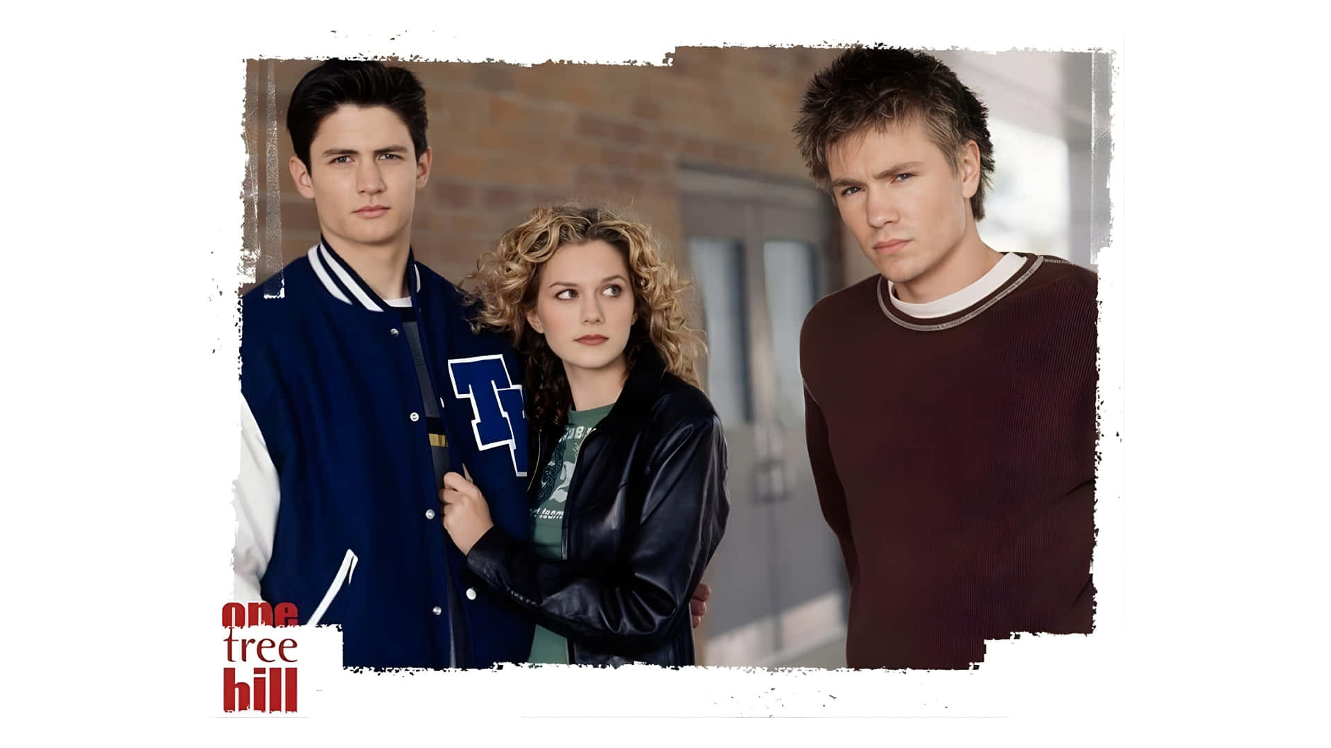  壁紙 — 三位來自《One Tree Hill》的青少年演員，身著90年代時尚，表情嚴肅地站在學校走廊。
