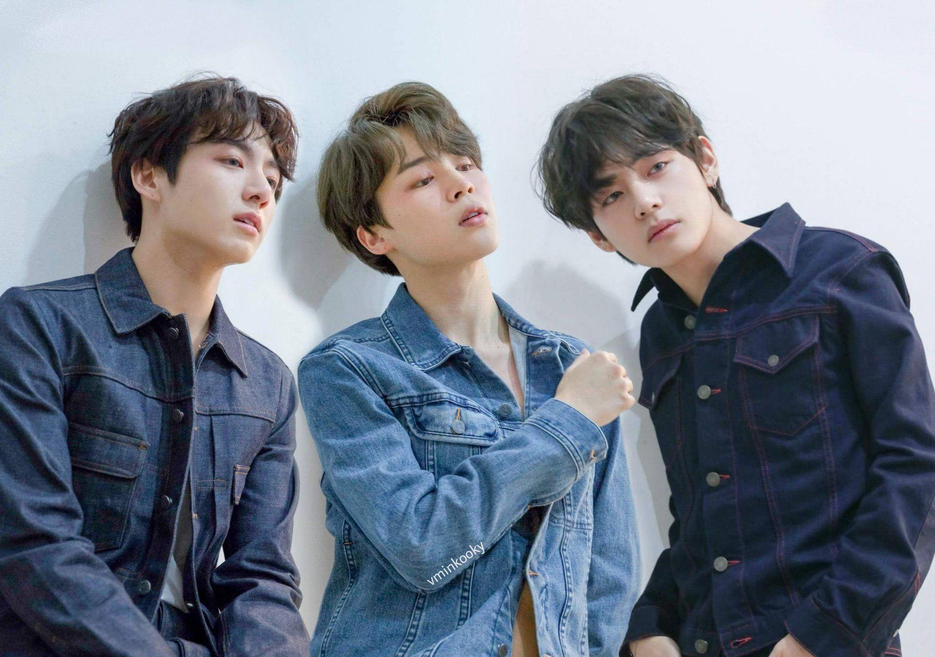 三位年輕男子身穿牛仔外套，在白色牆壁前擺姿勢。 — Jungkook 壁紙