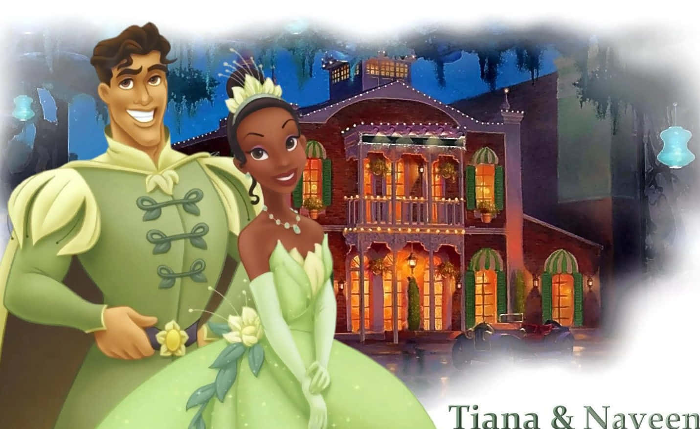 迪士尼公主 桌布 壁紙 — Tiana 和 Naveen 在霧氣瀰漫的夜空下，微笑地站在發光的沼澤大宅前。