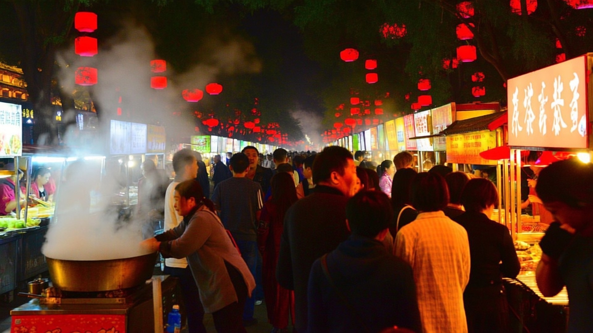 Xi'an Night Market Buzz 壁紙 — 一條熙熙攘攘的夜市街道，人們在閃爍的紅燈籠下瀏覽美食攤位，大鍋中升騰起蒸汽。