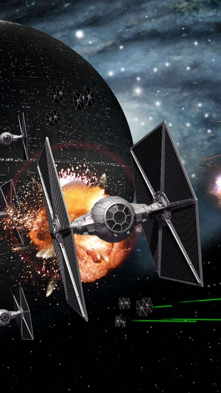 Star Wars Cell Phone 桌布 壁紙 — TIE戰機在巨大的死星附近激烈戰鬥中爆炸，背景是星光燦爛的宇宙。