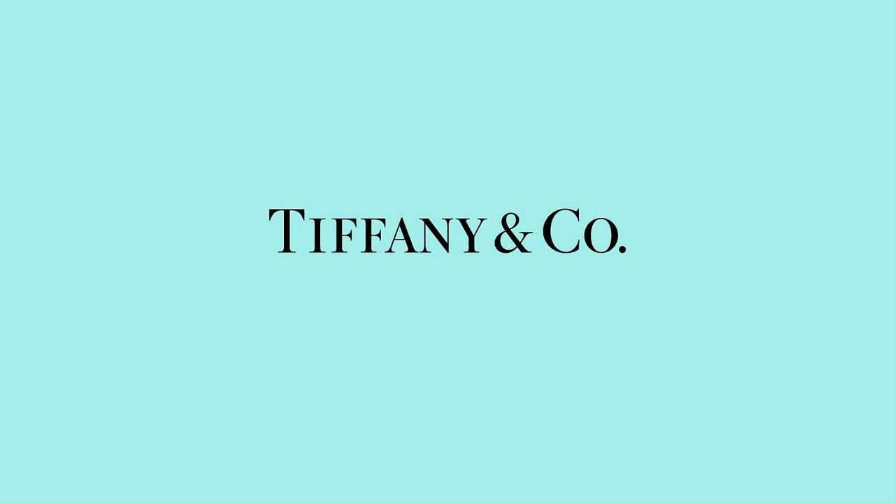tiffany 桌布 壁紙 — Tiffany & Co. 標誌以黑色襯線字體居中顯示在純色蒂芙尼藍色背景上。