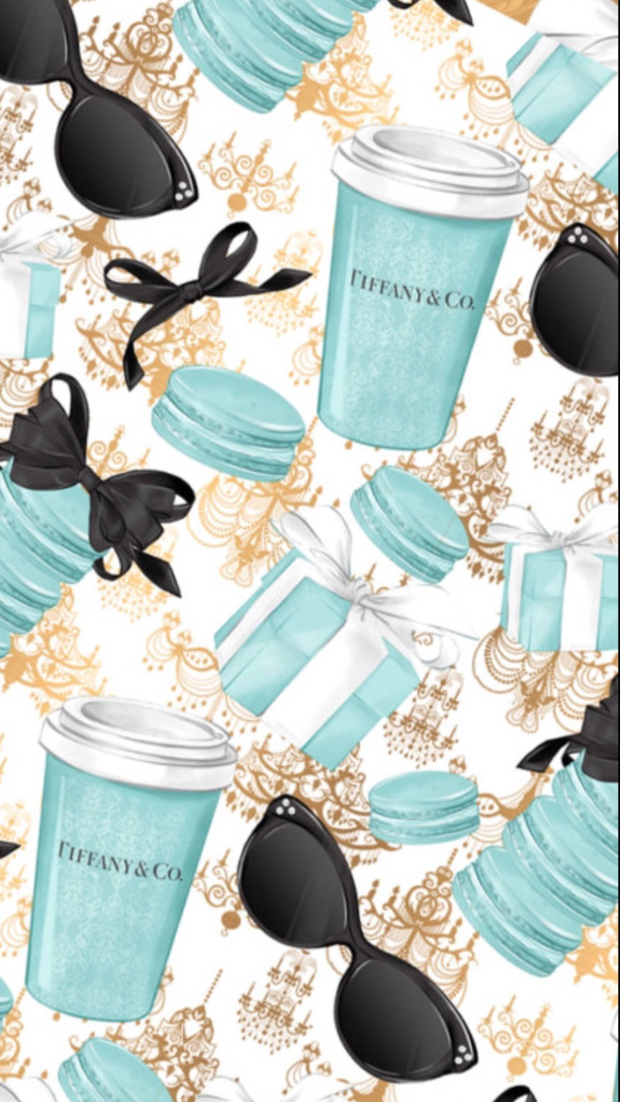 品牌 桌布 壁紙 — Tiffany 藍色咖啡杯、馬卡龍和太陽眼鏡在金色華麗背景上的重複圖案。