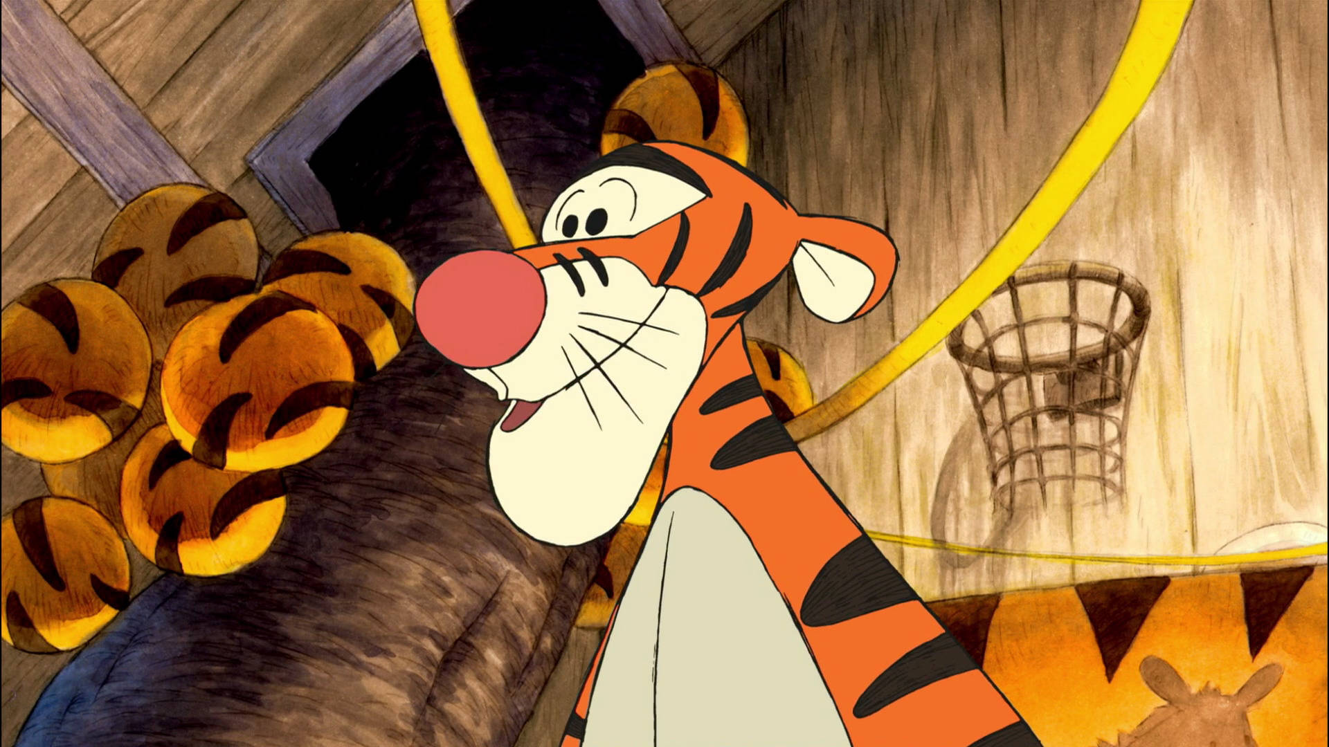 Tigger 桌布 壁紙 — Tigger 在一個充滿老虎玩偶和籃球框的木製遊戲室裡開心地跳來跳去。
