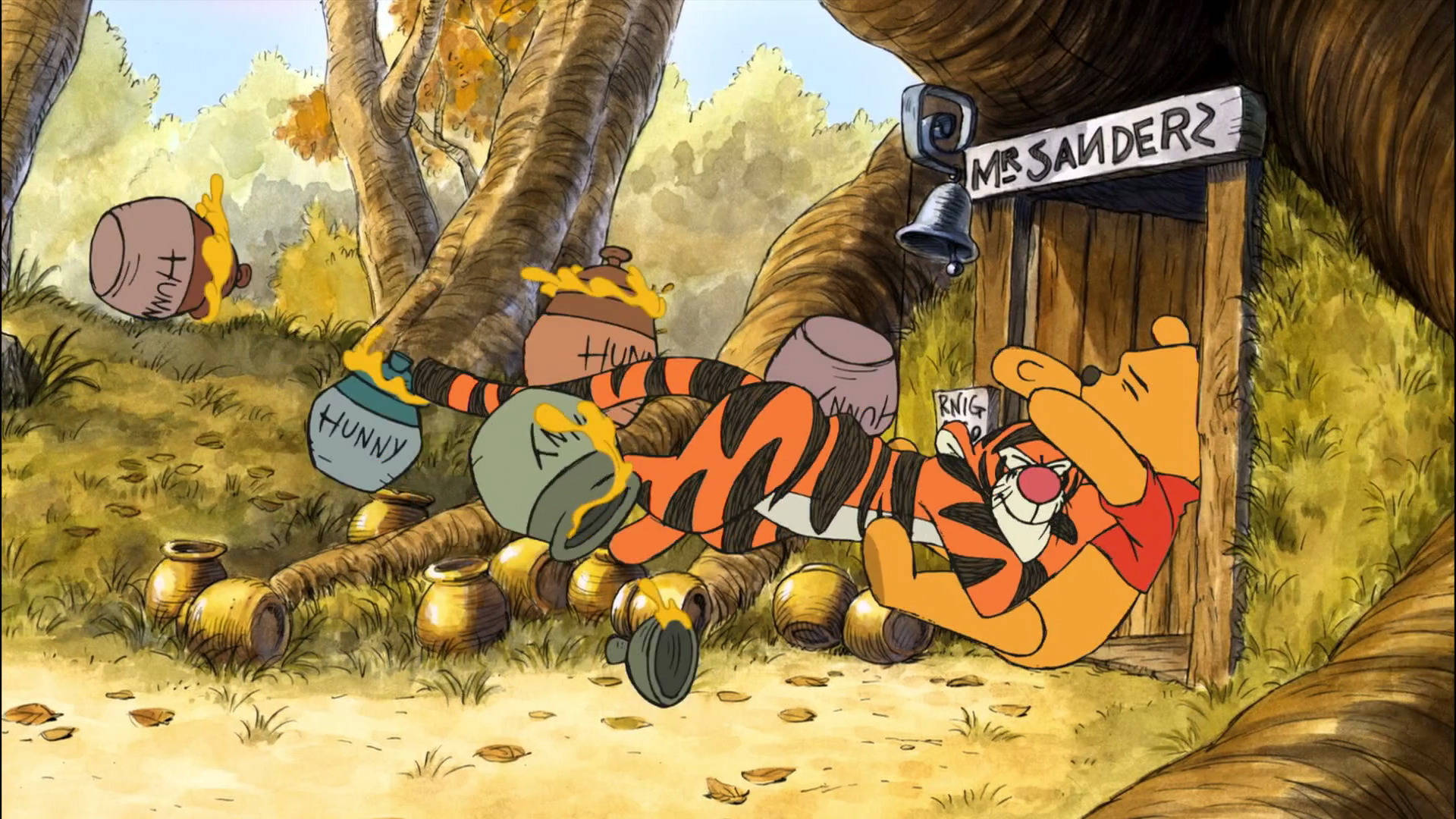 Tigger 桌布 壁紙 — Tigger 在一個充滿蜂蜜的森林空地中，靠近一間標有 'Mrs. Saunders' 的樹屋，周圍散落著罐子和鍋子，他開心地 lounges。