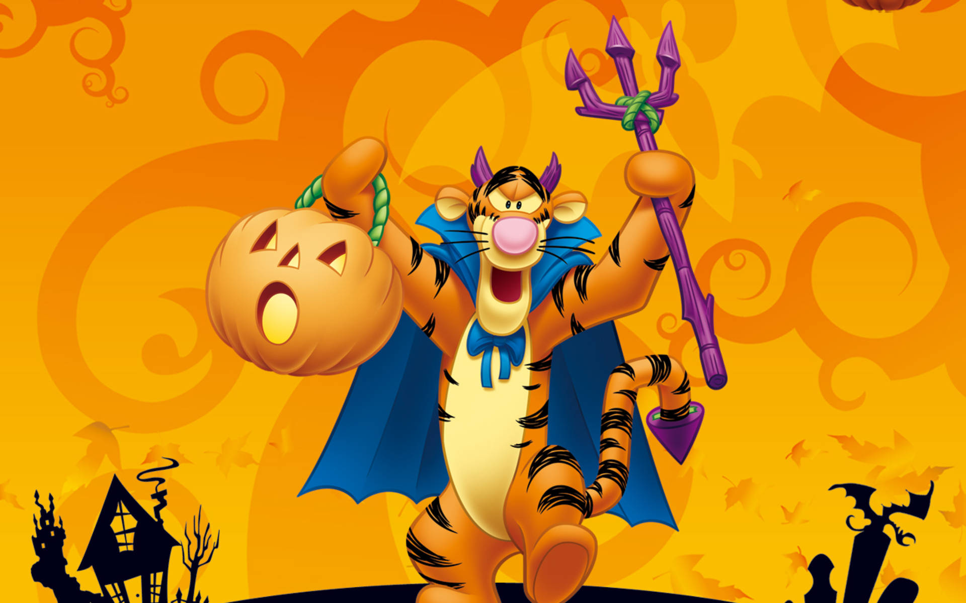 Cute Disney Halloween 桌布 壁紙 — Tigger 打扮成魔鬼，手持南瓜和三叉戟，背景為橙色漩渦圖案及萬聖節剪影。