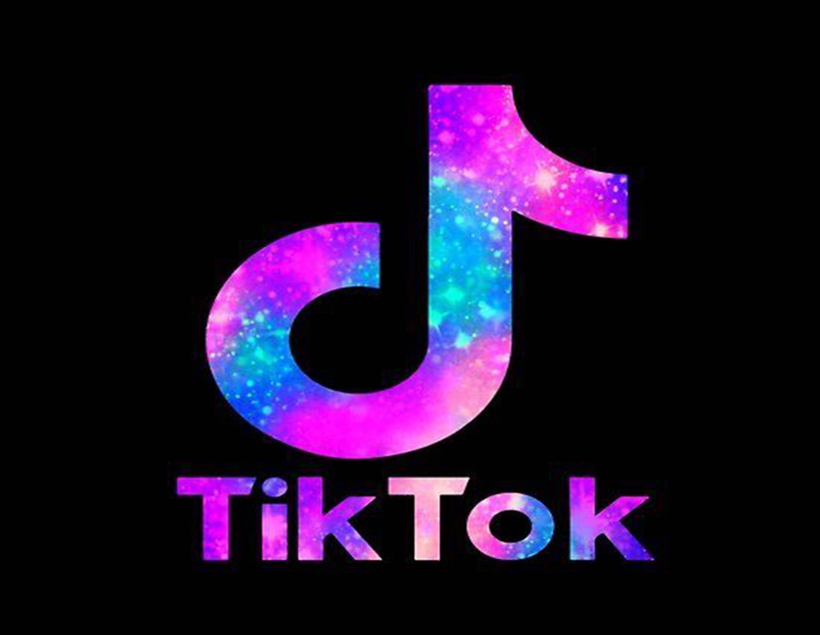 TikTok 動圖 桌布 壁紙 — TikTok 標誌充滿鮮豔的宇宙星雲色彩，背景為黑色。