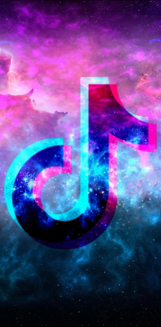 TikTok Logo 桌布 壁紙 — TikTok 標誌在充滿星星和旋轉紫藍色雲層的宇宙星雲背景下，發出霓虹青色和洋紅色的光芒。