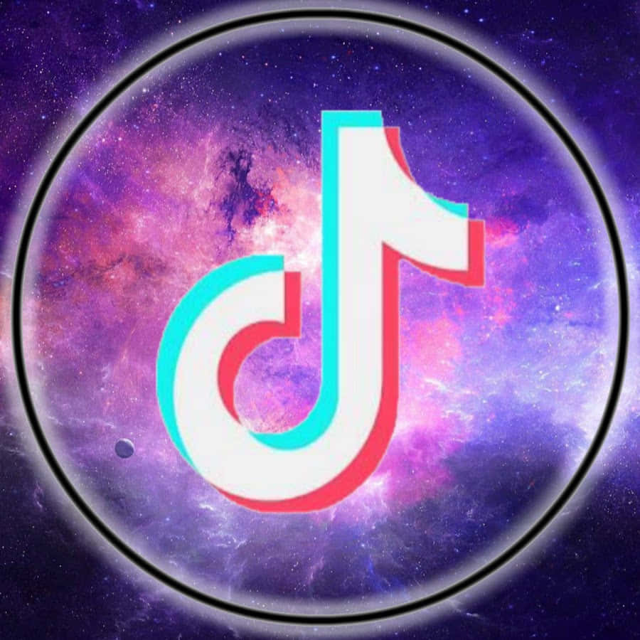 TikTok Logo 桌布 壁紙 — TikTok 標誌在充滿紫色、粉紅色和藍色星星的宇宙星雲背景下，以鮮豔的3D效果發光。