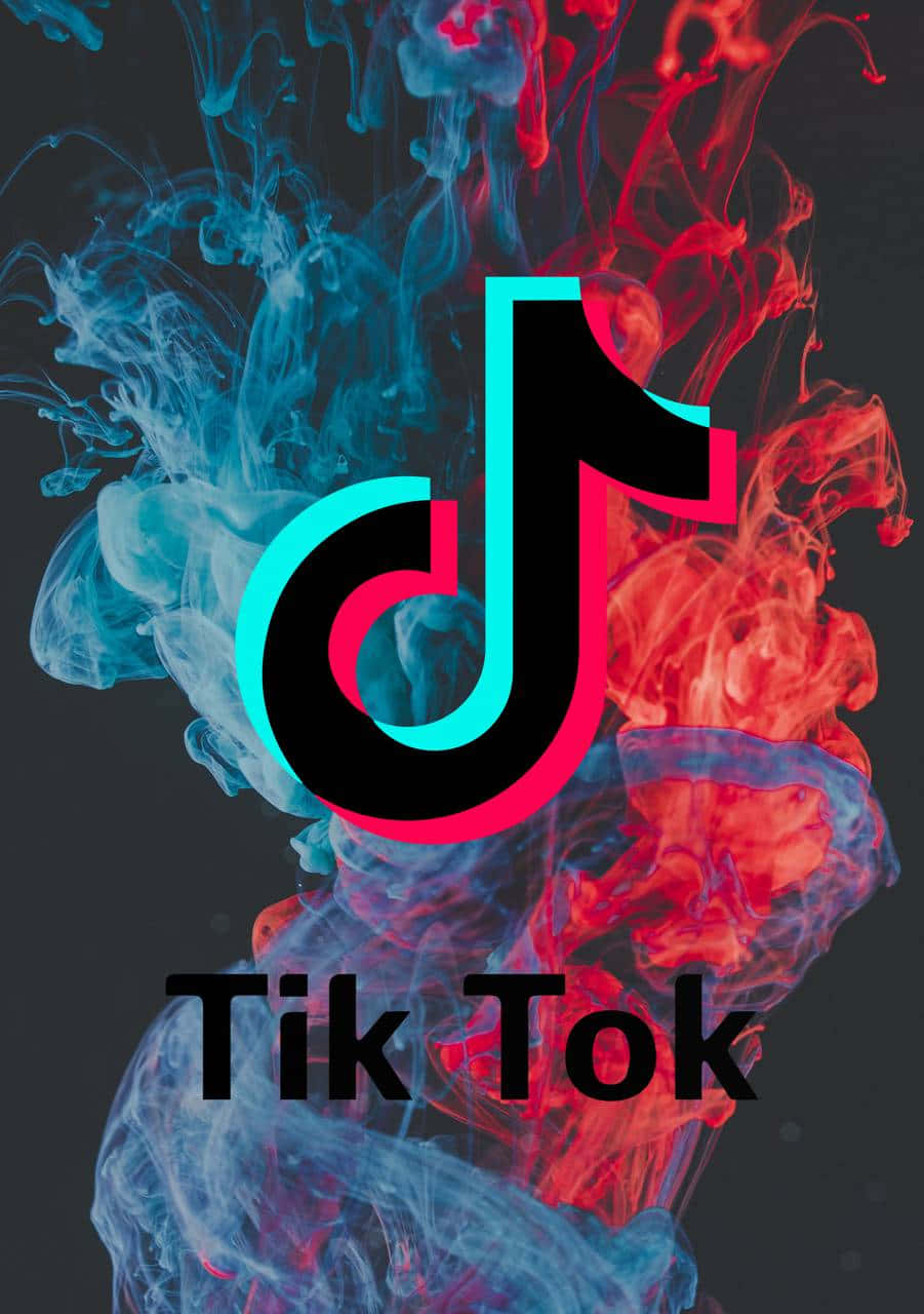TikTok Logo 桌布 壁紙 — TikTok 標誌從深色背景上旋轉的紅色和藍色墨水中浮現。