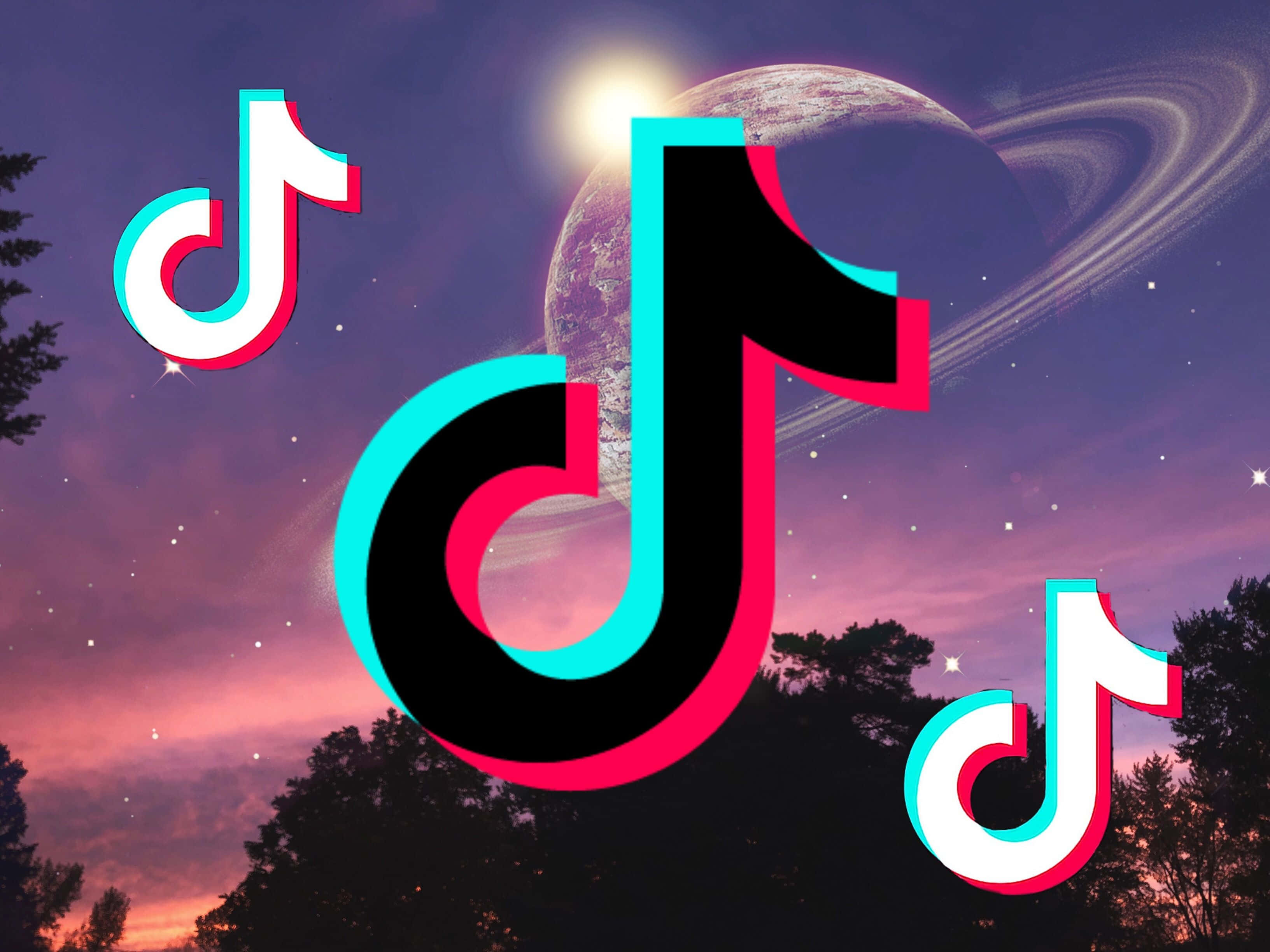Silhouette 桌布 壁紙 — TikTok 標誌漂浮在超現實的暮色天空中，背景有環狀行星和發光的太陽。
