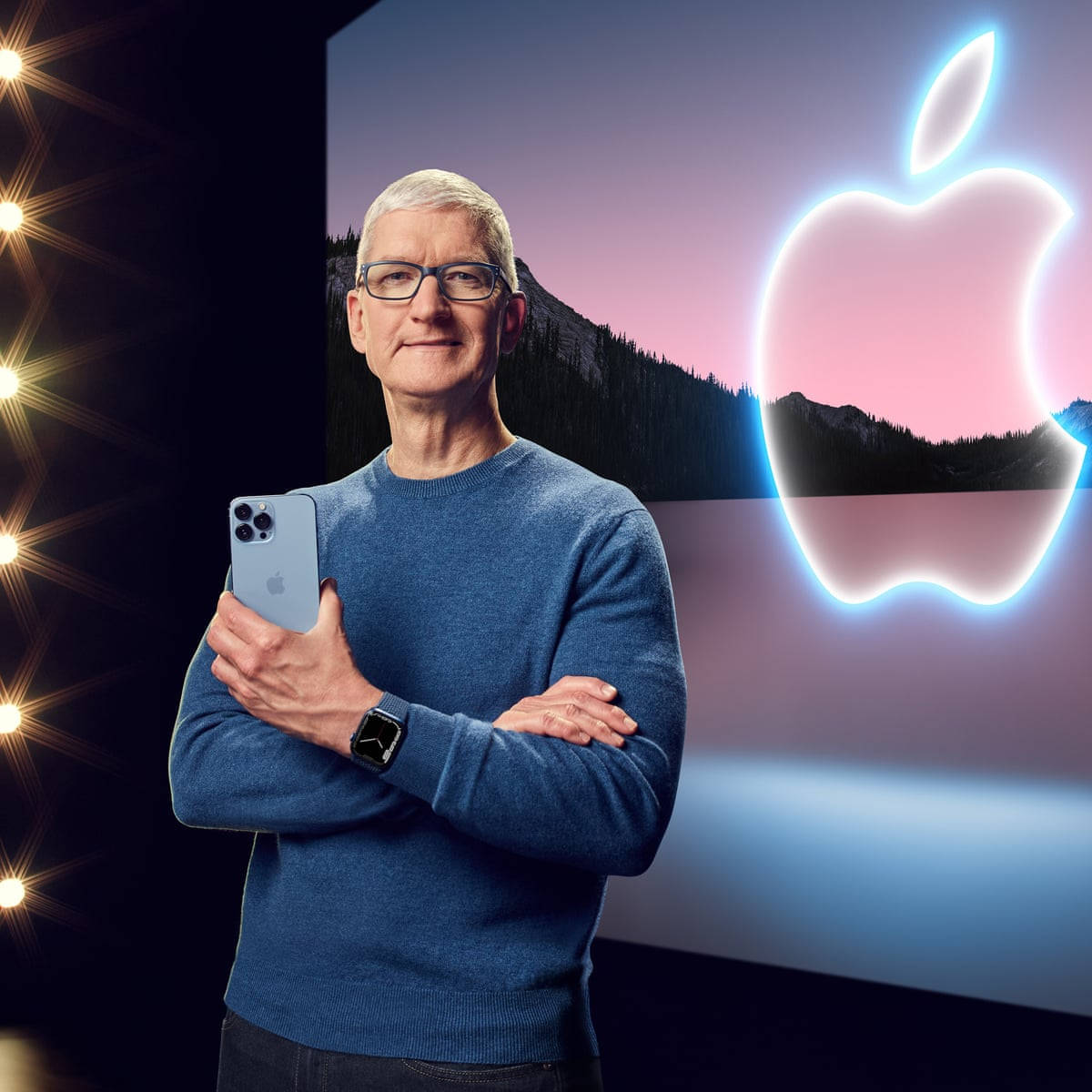 Leadership 桌布 壁紙 — Tim Cook 自信地站在發光的 Apple 標誌前，手持 iPhone，背景是山景日落。