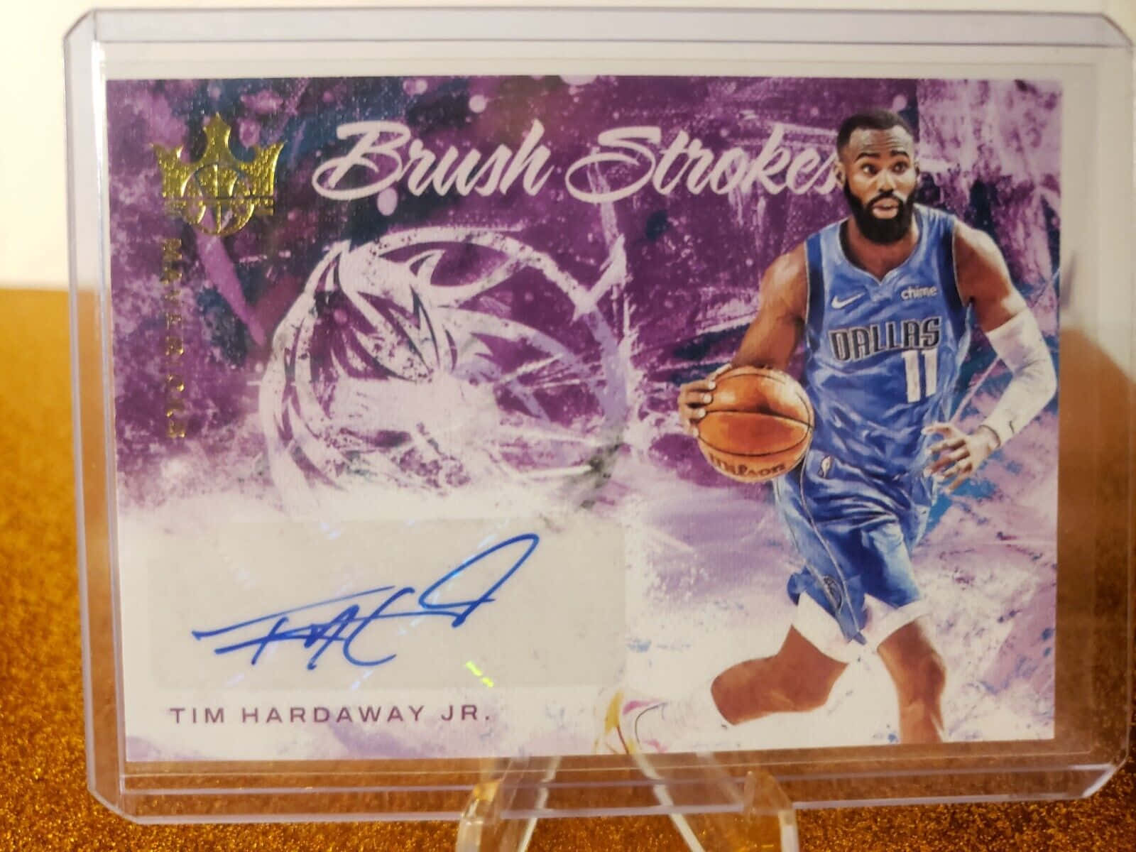 運動 桌布 壁紙 — Tim Hardaway Jr. 身穿達拉斯獨行俠球衣，在充滿活力的紫色筆觸背景前運球，下方有他的簽名。
