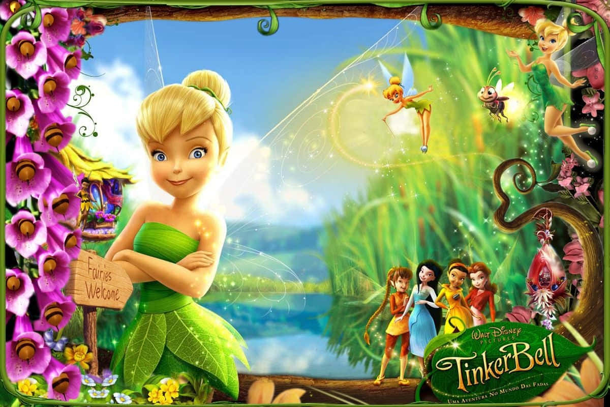 奇妙仙子 動圖 桌布 壁紙 — Tinker Bell 和仙子們在一個充滿活力的魔法森林中發光，周圍環繞著紫色花朵和一個寫著 'Fairies Welcome' 的牌子。