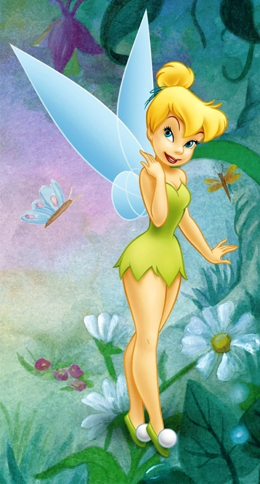 奇妙仙子 動圖 桌布 壁紙 — Tinker Bell 在一個有白色花朵和蝴蝶飛舞的茂盛花園中開心地微笑。