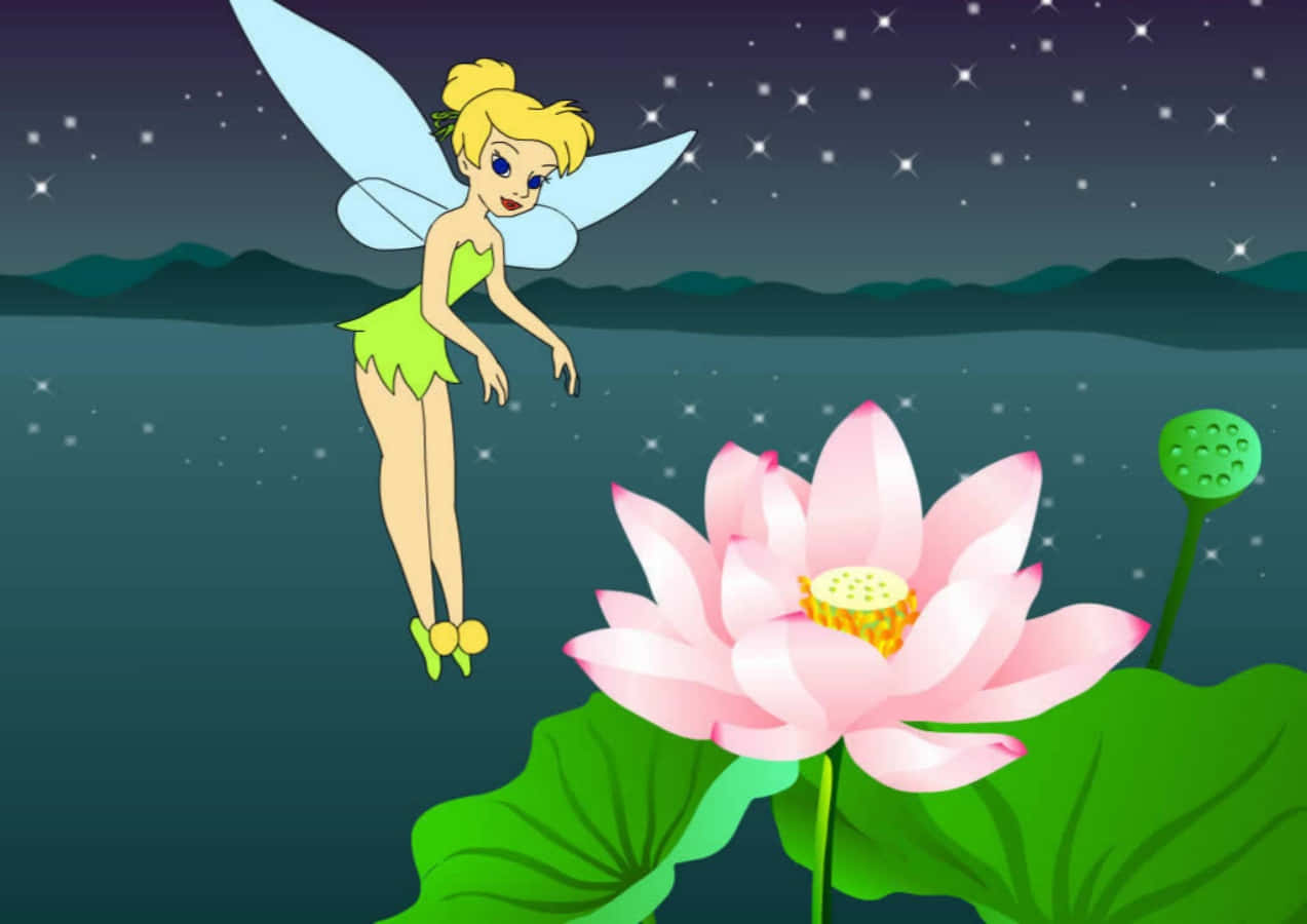 奇妙仙子 動圖 桌布 壁紙 — Tinker Bell 在星光燦爛的夜空下，在遠處山巒的背景下，在一朵發光的粉紅色蓮花上方盤旋。