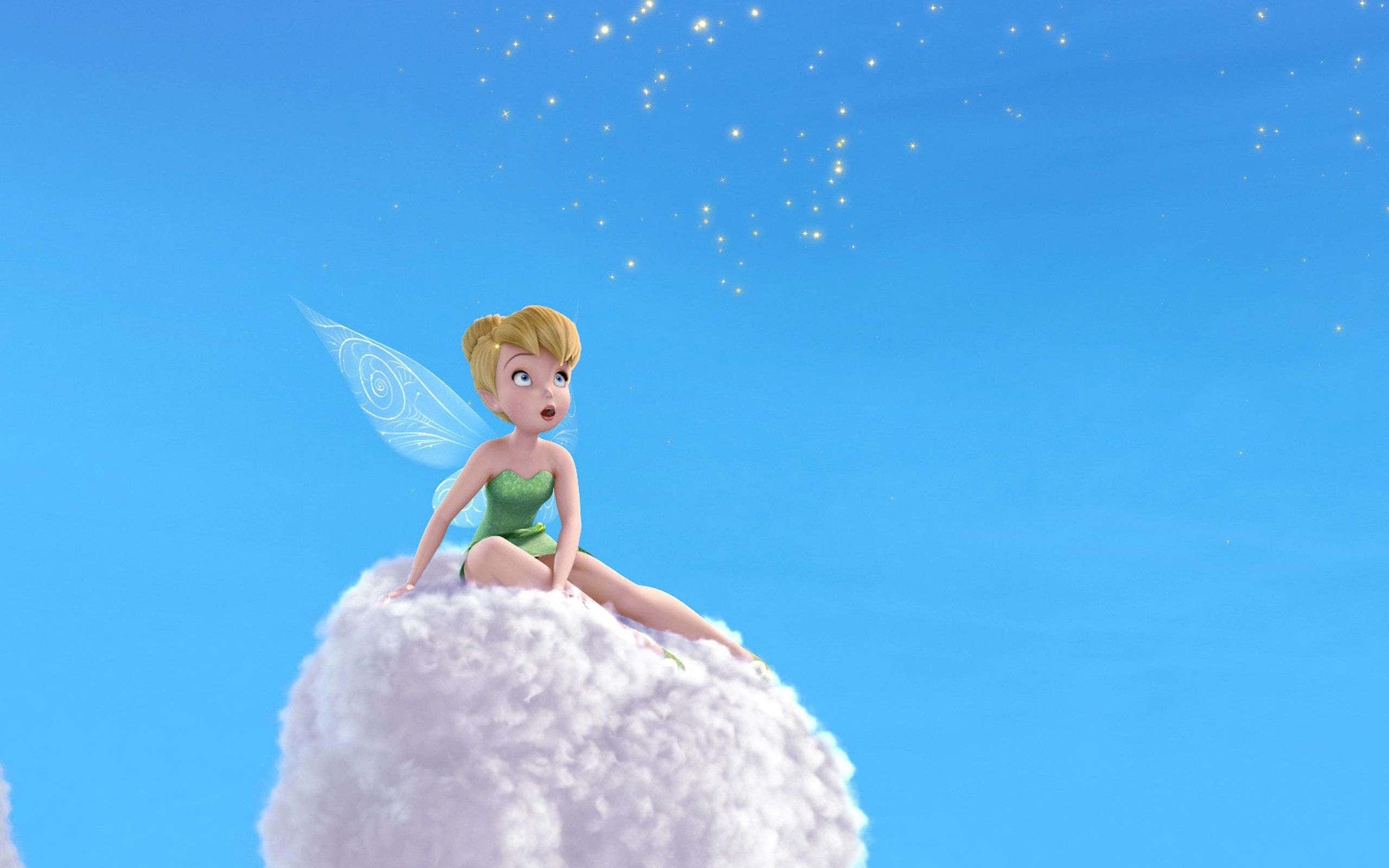 奇妙仙子 動圖 桌布 壁紙 — Tinker Bell 坐在一朵蓬鬆的白雲上，背景是明亮的藍天，閃閃發光的仙子塵埃在她周圍飄浮。