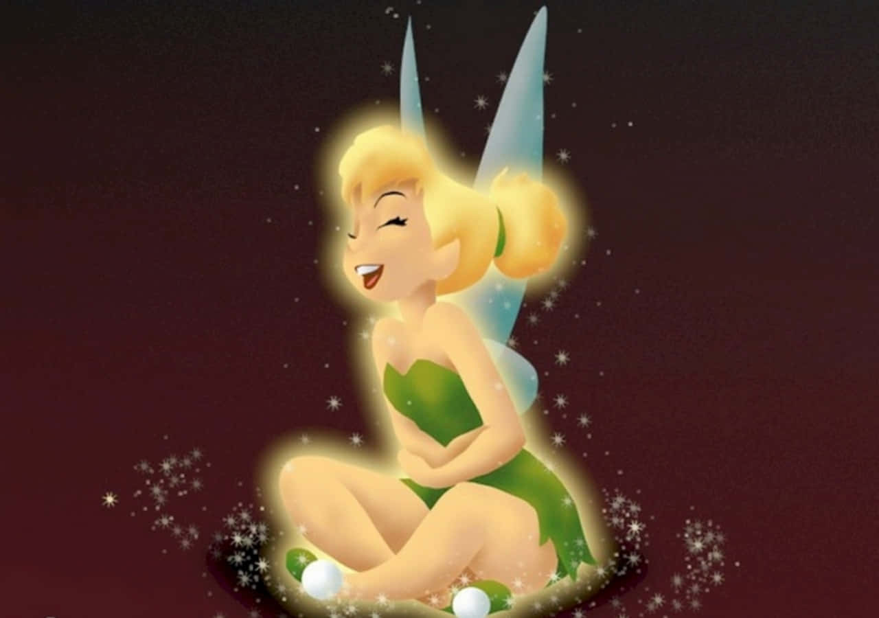 奇妙仙子 動圖 桌布 壁紙 — Tinker Bell 坐在深栗色背景前，閃耀著喜悅，周圍環繞著閃爍的星星和她標誌性的綠色連衣裙。