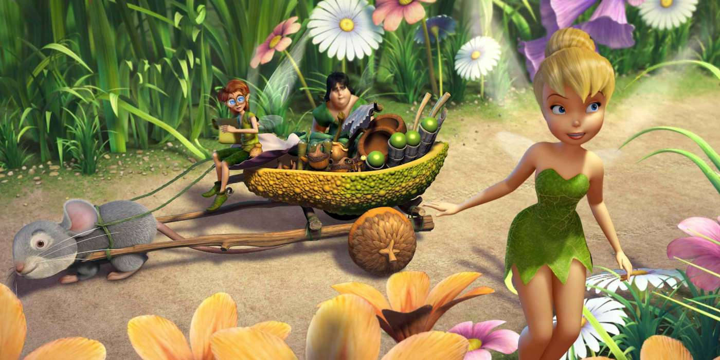 Tinker Bell 桌布 壁紙 — Tinker Bell 帶領一隻老鼠拉著一輛奇特的車，穿過充滿鮮花的生機勃勃的草地。