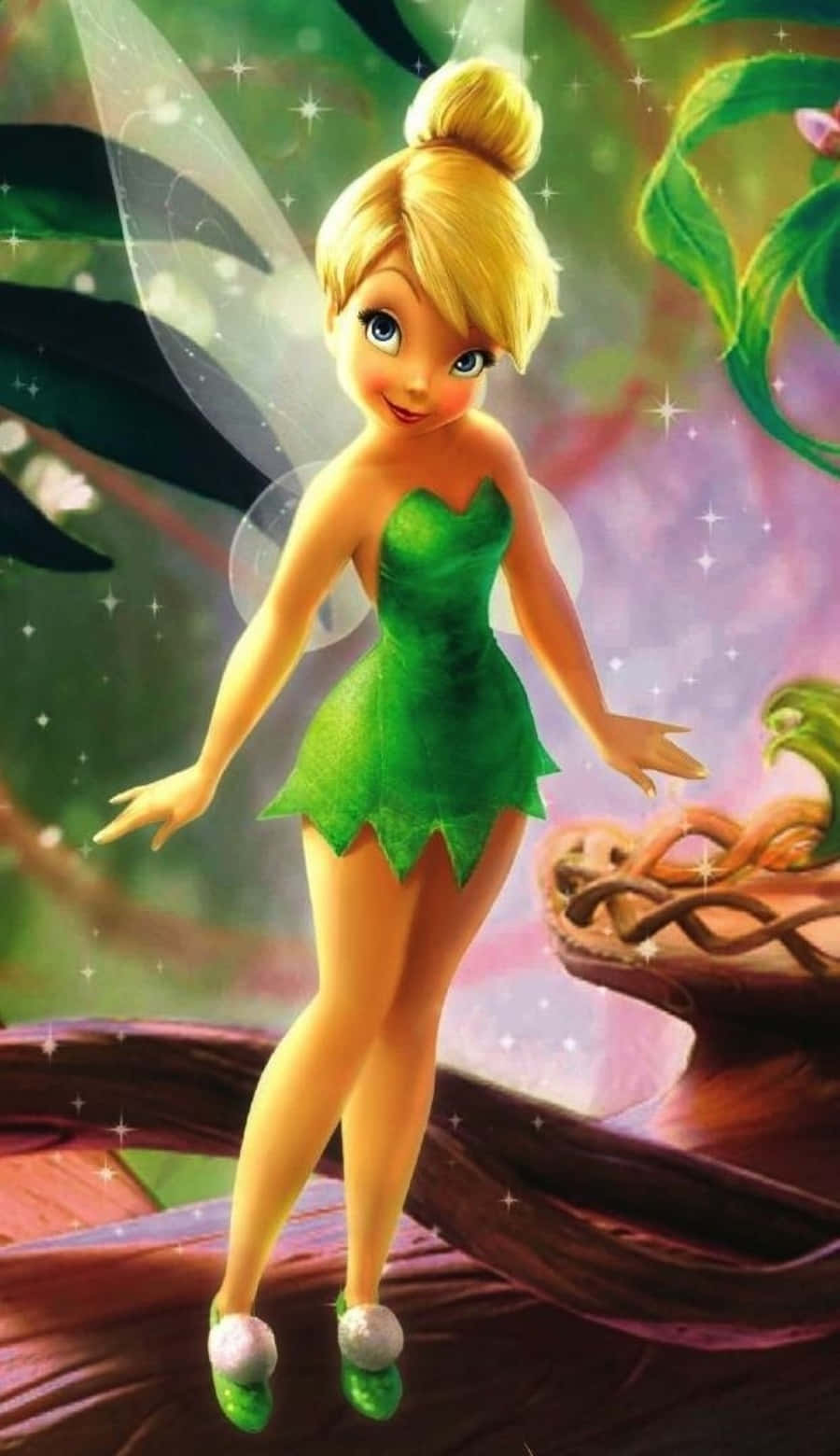 奇妙仙子 動圖 桌布 壁紙 — Tinker Bell 穿著她標誌性的綠色裙子，優雅地站在樹枝上，周圍環繞著閃爍的星星和茂密的樹葉。