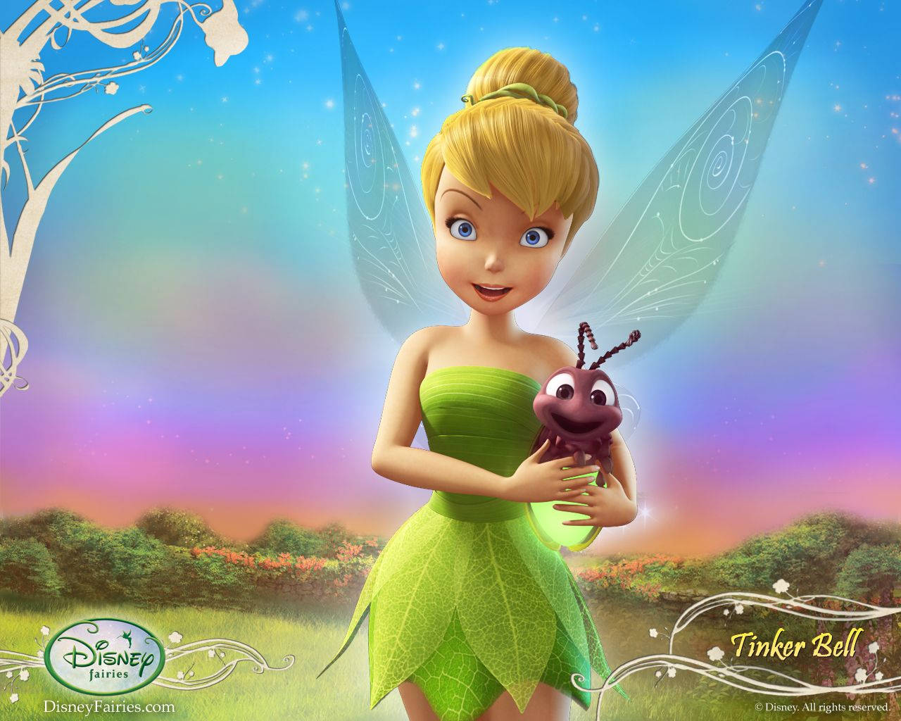 奇妙仙子 動圖 桌布 壁紙 — Tinker Bell 穿著她的綠色葉裙，在充滿活力的暮色天空中，手持一隻帶有發光翅膀的小紫色昆蟲。