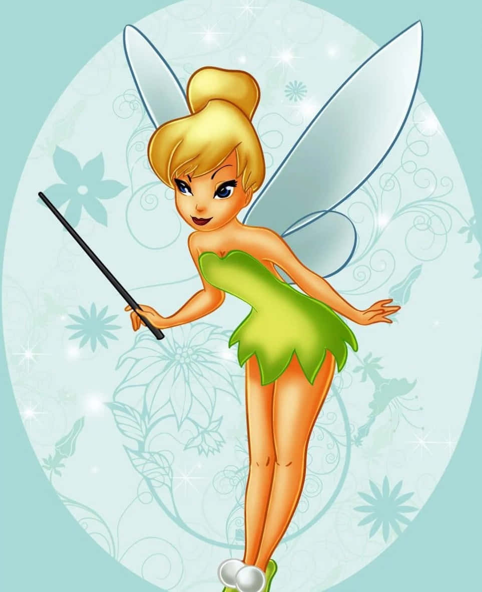 奇妙仙子 動圖 桌布 壁紙 — Tinker Bell 穿著標誌性的綠色連衣裙和半透明翅膀，在閃爍的花卉背景前燦爛微笑。