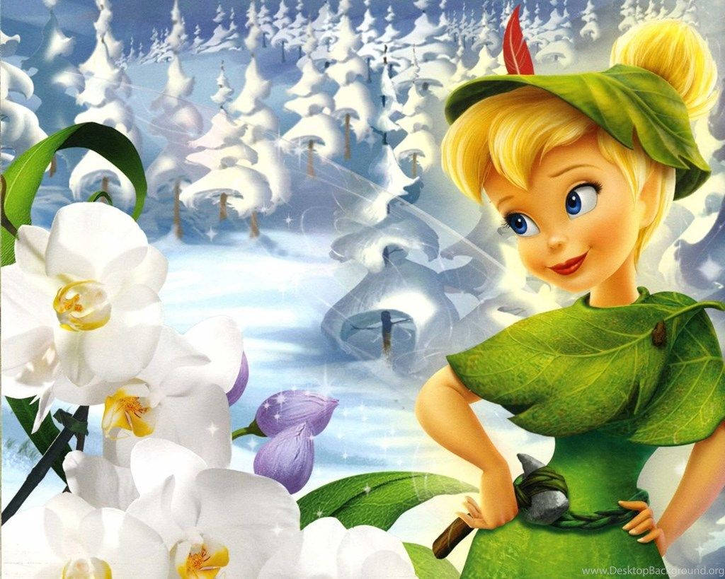 奇妙仙子 動圖 桌布 壁紙 — Tinker Bell 穿著綠色葉子服裝，在雪地森林中微笑地站在白色蘭花旁，伴隨著閃爍的光芒。