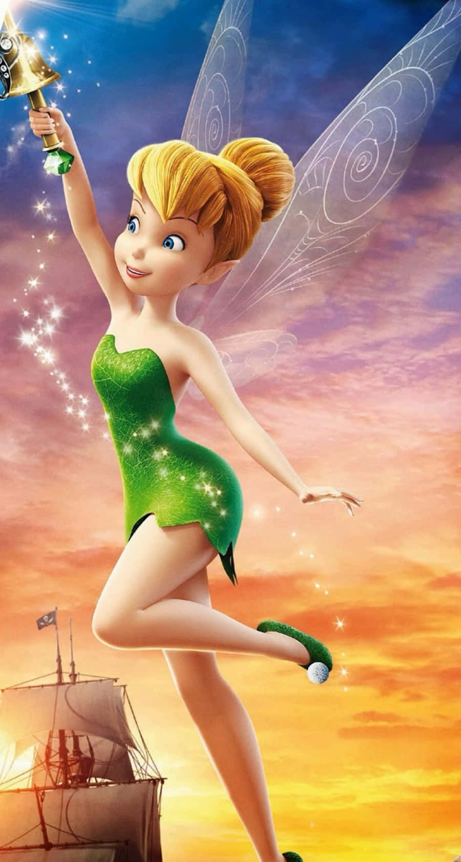 奇妙仙子 動圖 桌布 壁紙 — Tinker Bell 穿著綠色裙子，在日落天空下快樂地飛翔，將她的魔法鈴鐺高舉在海盜船之上。