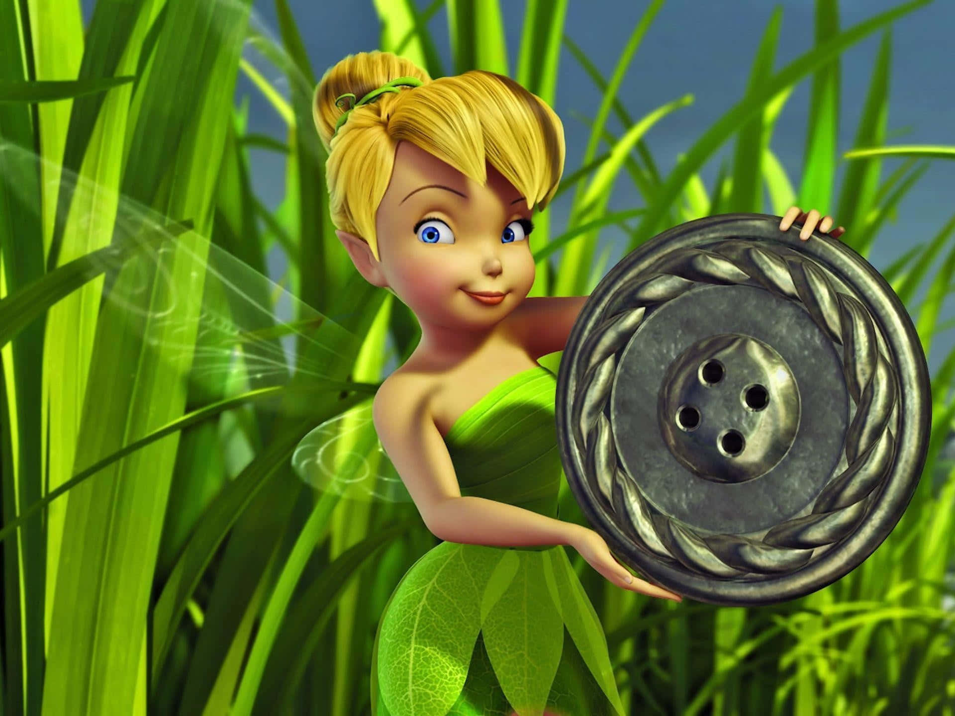 奇妙仙子 動圖 桌布 壁紙 — Tinker Bell 穿著綠色樹葉裙，在明亮的日光下，在高高的草叢中拿著一個大的裝飾鈕扣。