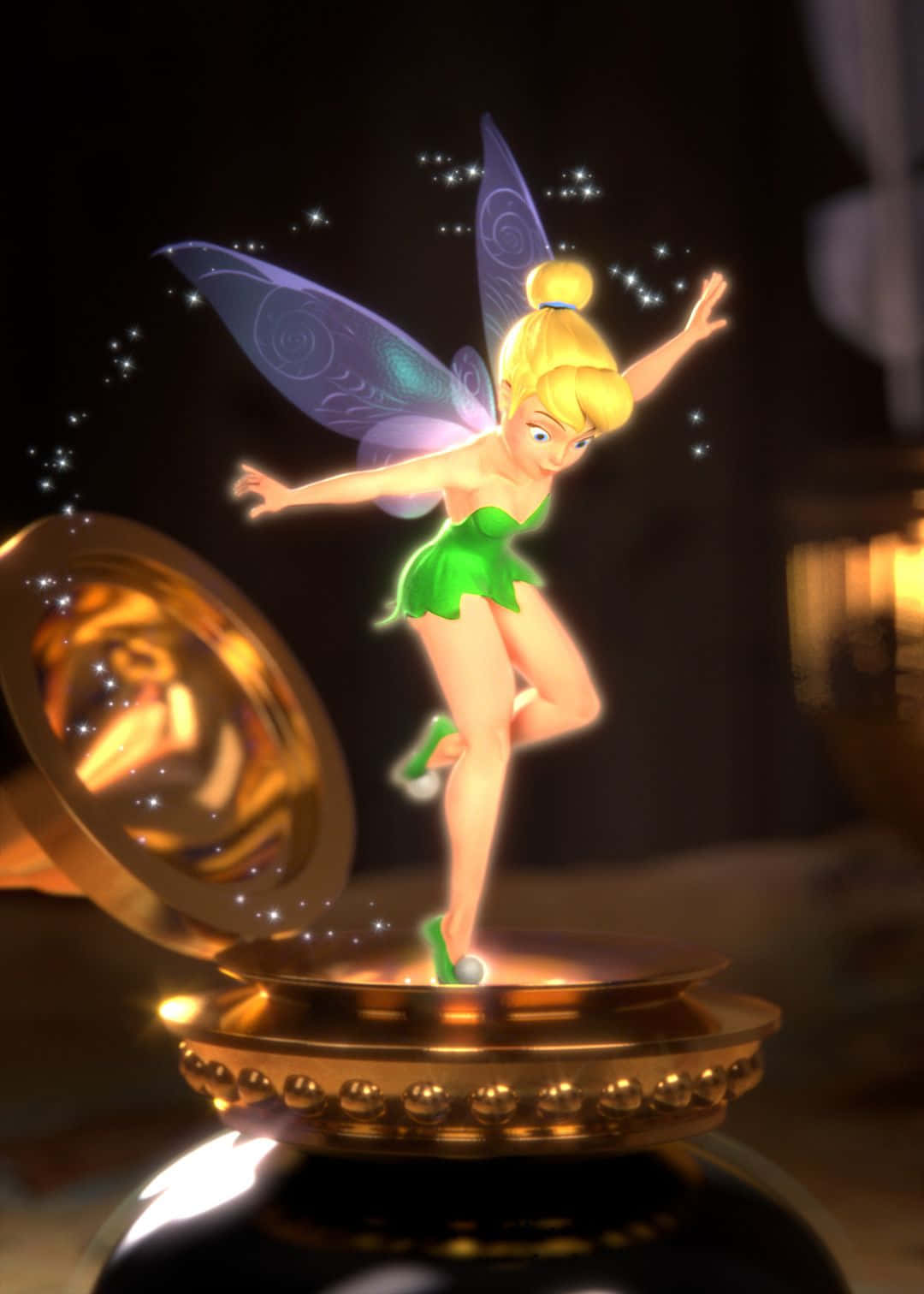 奇妙仙子 動圖 桌布 壁紙 — Tinker Bell 穿著綠色連衣裙和紫色翅膀，在黑暗背景下從金色罐子中跳出，閃爍著火花。