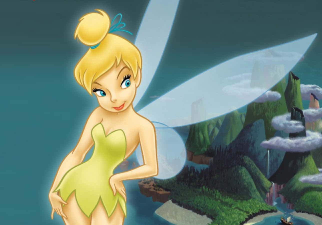 奇妙仙子 動圖 桌布 壁紙 — Tinker Bell 穿著綠色裙子，閃耀著翅膀，在神秘森林背景下燦爛微笑。