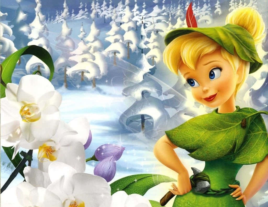 奇妙仙子 動圖 桌布 壁紙 — Tinker Bell 身穿綠色葉子服裝，在雪地森林背景下，微笑地站在白色蘭花旁。
