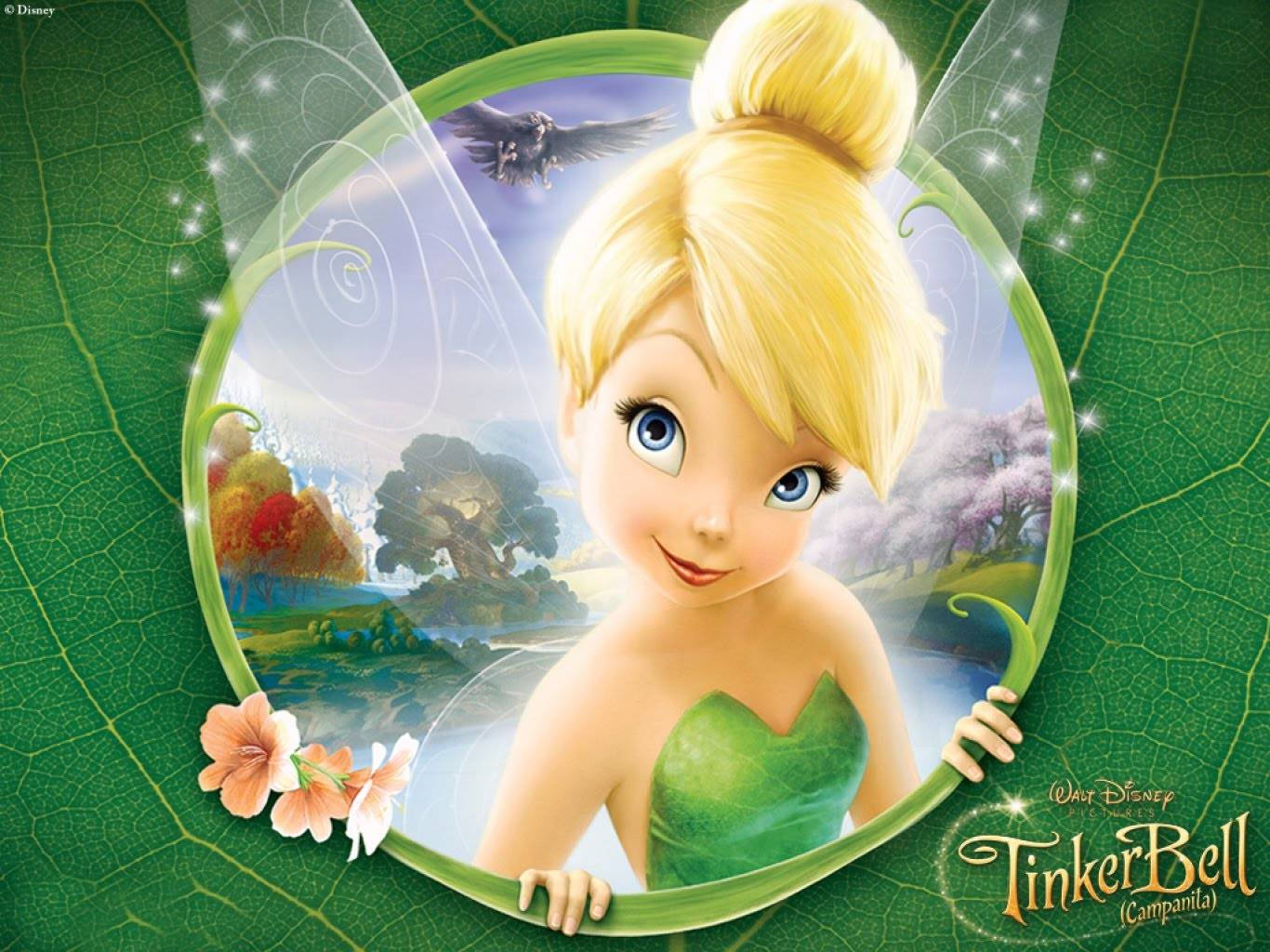 奇妙仙子 動圖 桌布 壁紙 — Tinker Bell 透過一個樹葉框起的入口窺視，露出一個魔法森林，有一隻鳥在頭頂飛翔。