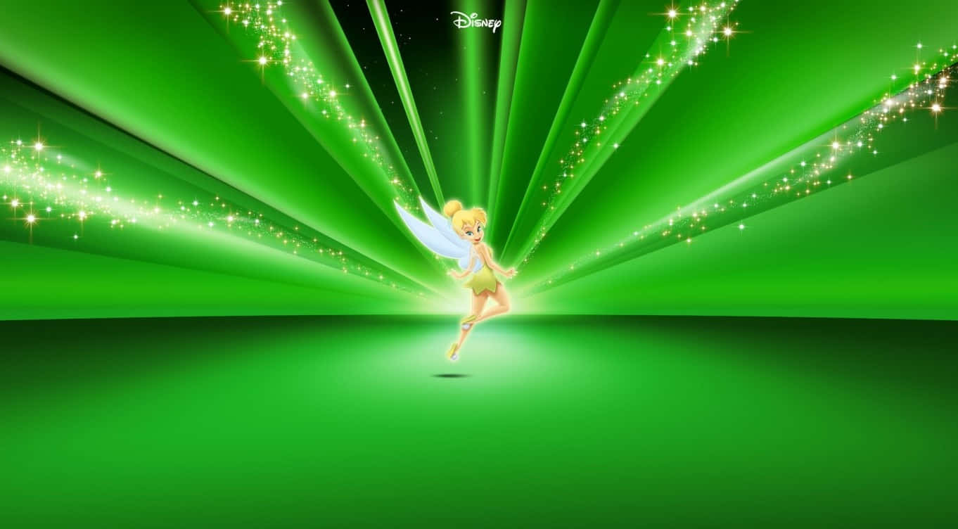 Disney Character 桌布 壁紙 — Tinker Bell 閃耀著魔法，明亮的綠色光束和閃爍的軌跡從她身上迸發出來，形成一幅充滿活力的迪士尼插圖。