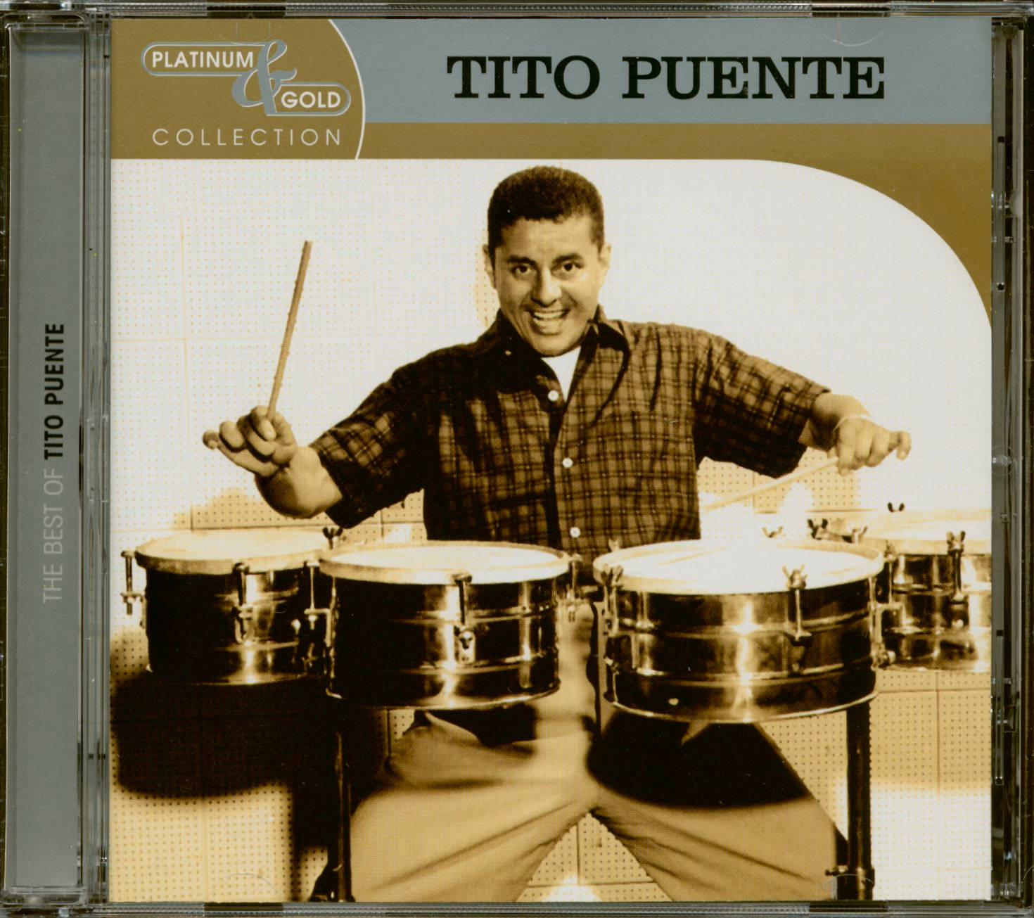 drums 桌布 壁紙 — Tito Puente 在一張懷舊棕色調的相簿封面中，充滿活力地微笑打著康加鼓。