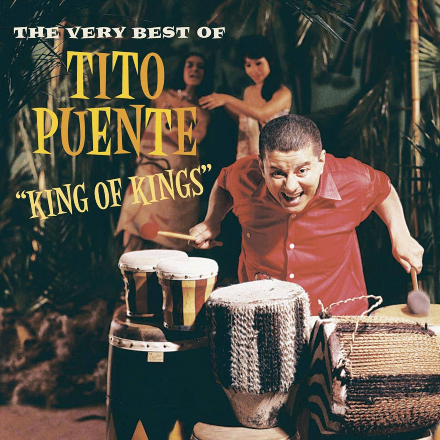 drums 桌布 壁紙 — Tito Puente 在熱帶叢林環境中充滿活力地演奏康加鼓，身後有兩位女性。