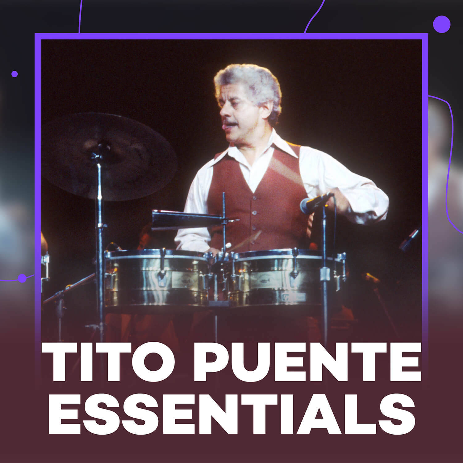 drums 桌布 壁紙 — Tito Puente 在舞台燈光下熱情地打鼓，帶有紫色幾何邊框和粗體文字疊加。