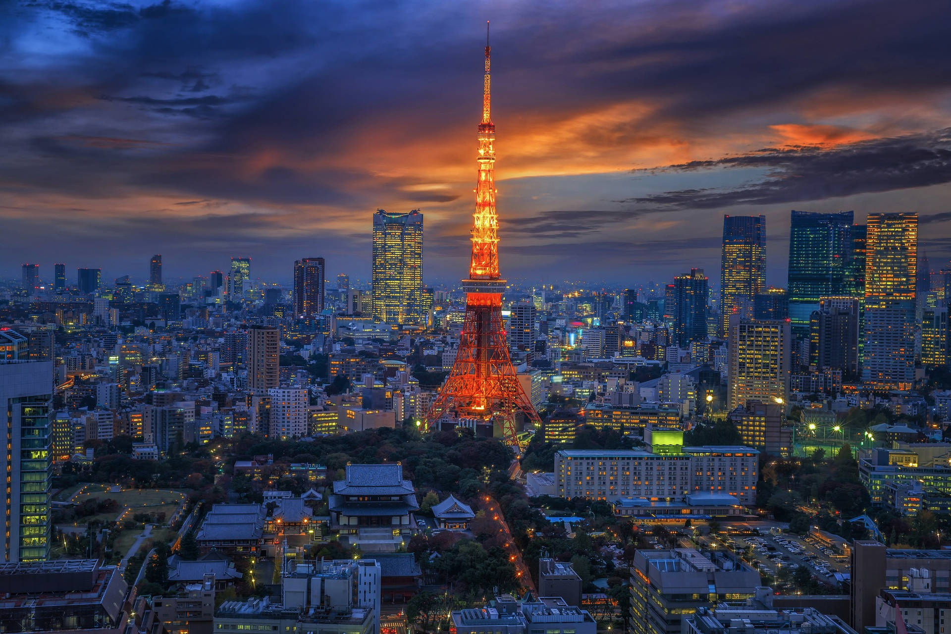 東京鐵塔在黃昏時分被城市燈光和色彩繽紛的天空照亮 — 東京 壁紙