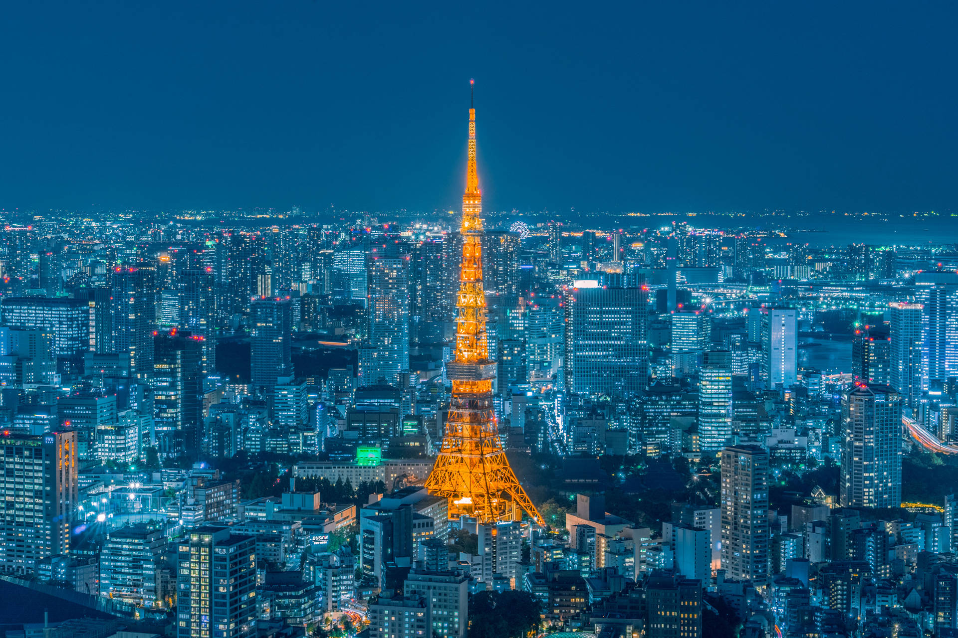 夜晚點亮的東京塔及下方的城市燈光。 — 東京鐵塔 壁紙
