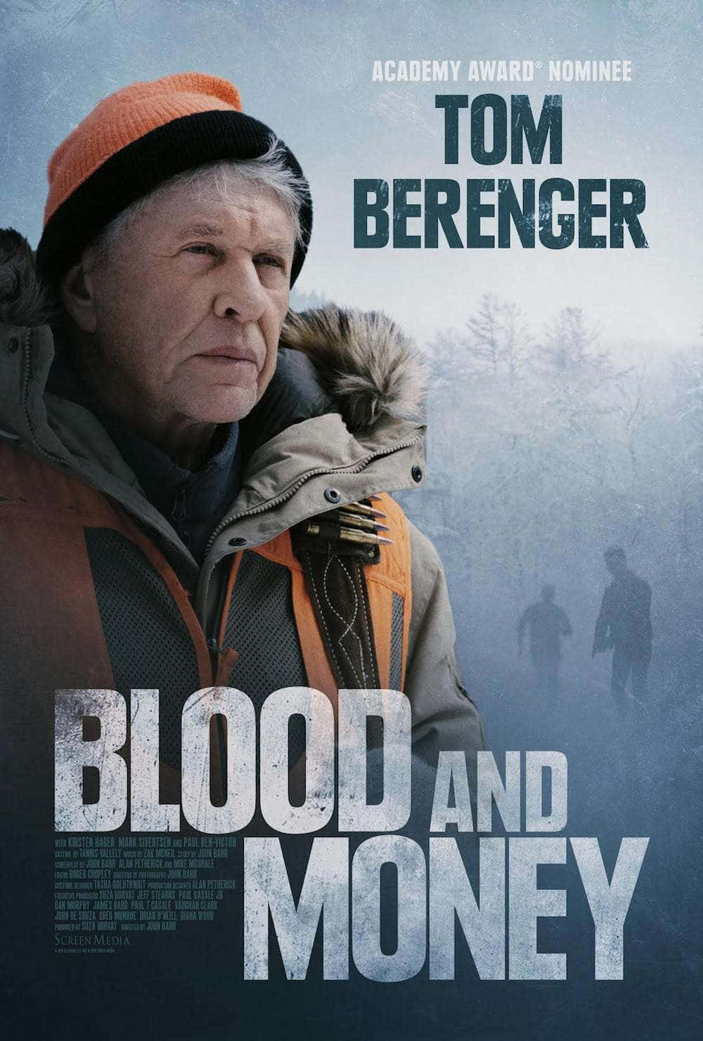 Tom Berenger 桌布 壁紙 — Tom Berenger 身穿冬季外套和橙色無邊帽，莊嚴地站在霧氣瀰漫的森林中，身後有剪影人物。