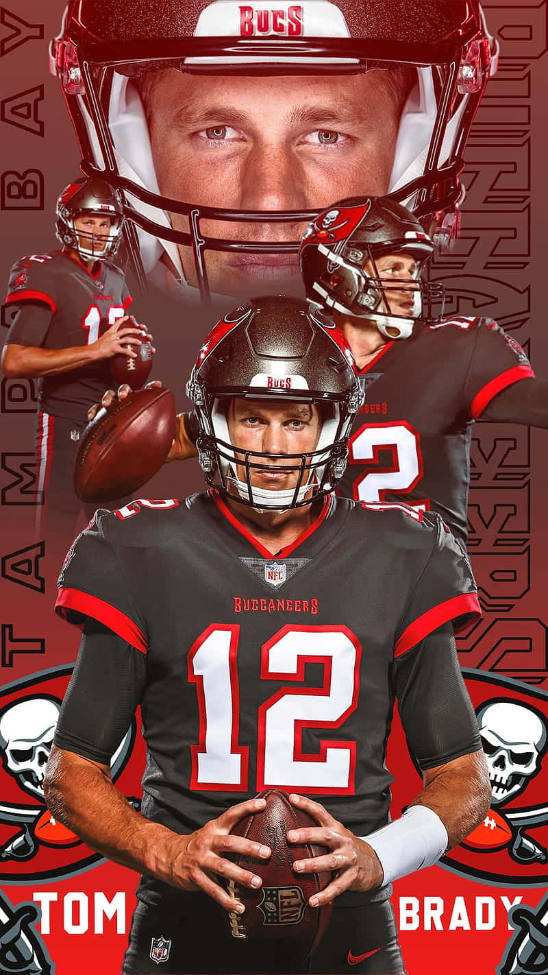 標誌 桌布 壁紙 — Tom Brady 身穿坦帕灣海盜隊裝備，手持一個帶有多層頭盔肖像的足球，背景為紅色骷髏主題。
