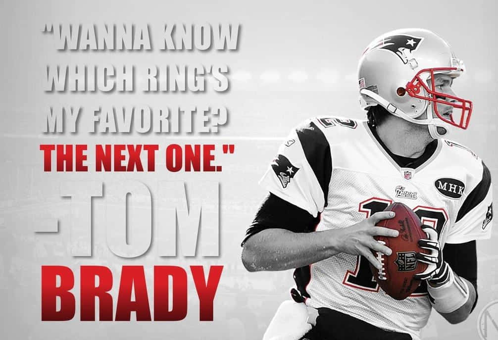 足球 桌布 壁紙 — Tom Brady 身穿新英格蘭愛國者隊制服，手持美式足球，並帶有勵志名言文字疊加。